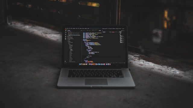Um portátil com código de programação usado para criar sites adultos